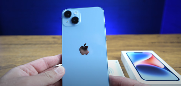 Tone màu của iPhone 14 màu xanh trông sáng hơn khi được ánh sáng chiếu thằng
